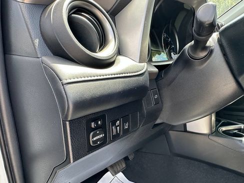 Used 2018 Toyota RAV4 XLE FWD image 34