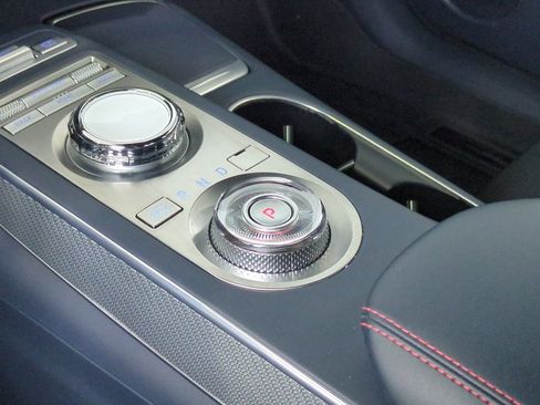 Used 2022 Genesis GV70 3.5T Sport AWD/4WD image 33