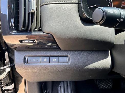 Used 2025 Nissan Pathfinder SV FWD image 32