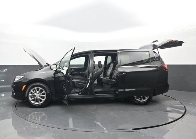 Used 2026 Chrysler Pacifica Limited FWD image 35