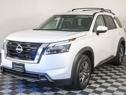 Certified 2025 Nissan Pathfinder SV image 3