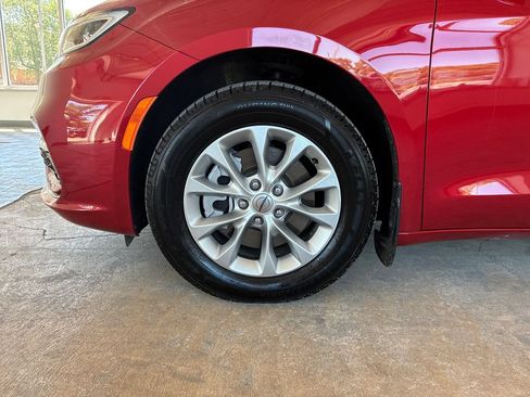Used 2024 Chrysler Pacifica Touring-L AWD/4WD image 26