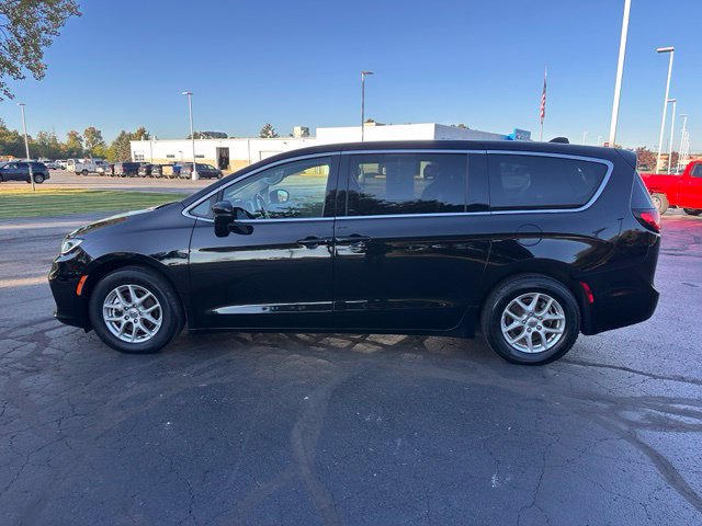 Used 2024 Chrysler Pacifica Touring-L FWD image 2