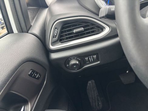 Used 2025 Chrysler Pacifica Select image 37