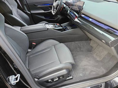 Used 2025 BMW M5 Touring image 21