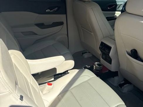 Used 2022 GMC Acadia Denali w/ Denali Technology Package FWD image 4
