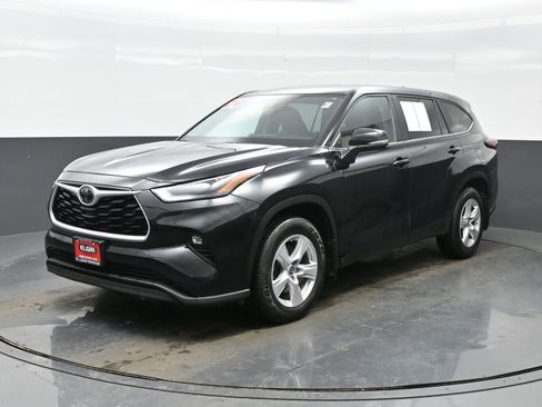 Used 2024 Toyota Highlander LE image 2