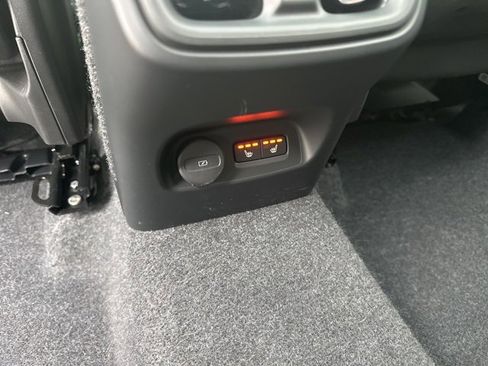 Certified 2025 Volvo XC40 B5 Core image 14