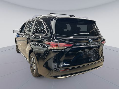 Used 2025 Toyota Sienna Platinum image 2