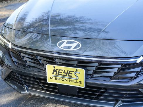 New 2025 Hyundai Elantra Limited image 9