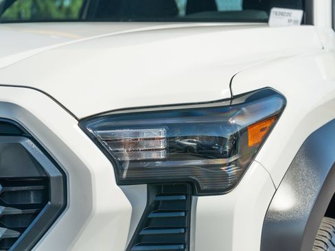 Certified 2025 Toyota Tacoma TRD Off-Road AWD/4WD image 16