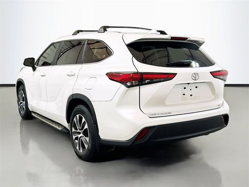 Used 2023 Toyota Highlander XLE image 6