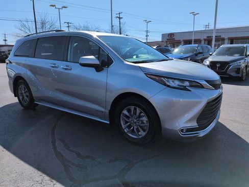 Used 2021 Toyota Sienna XLE image 7