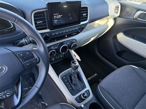 Certified 2025 Hyundai Venue Limited image 28
