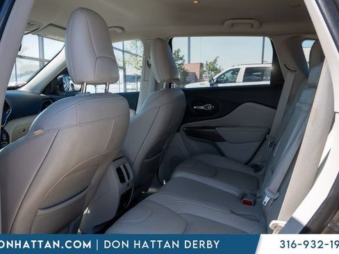 Used 2019 Jeep Cherokee Limited w/ Luxury Group FWD image 18