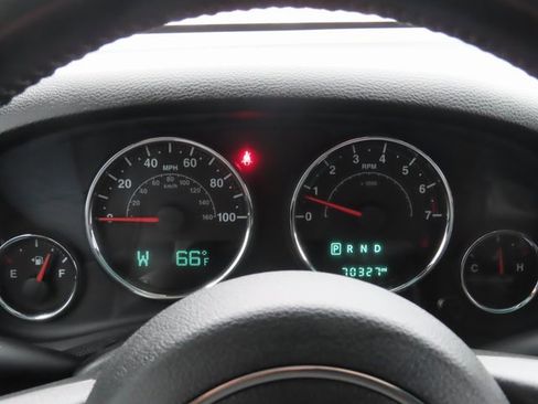 Used 2016 Jeep Wrangler Unlimited Rubicon w/ Connectivity Group image 31