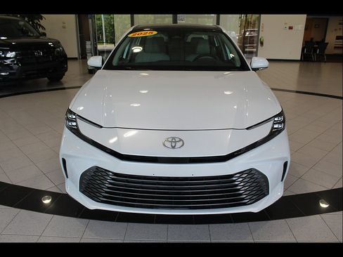 Used 2025 Toyota Camry XLE AWD/4WD image 2