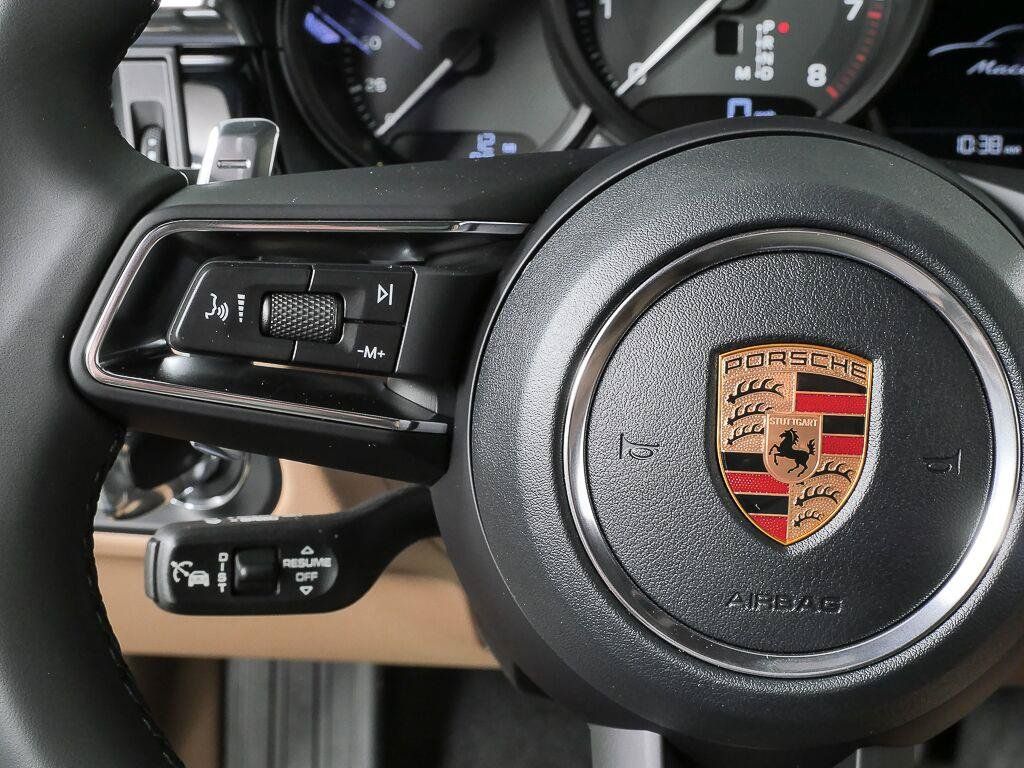 Certified 2026 Porsche Macan AWD/4WD image 10