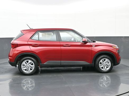 Certified 2025 Hyundai Venue SE image 3