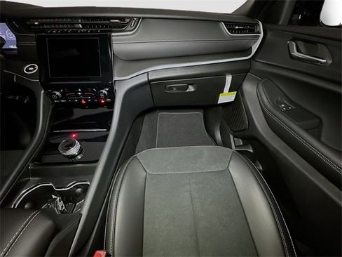 New 2025 Jeep Grand Cherokee Altitude image 26