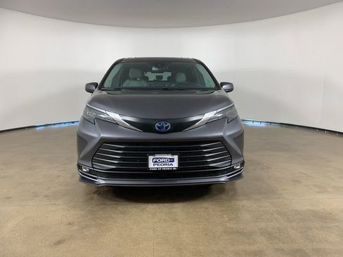 Used 2025 Toyota Sienna XLE w/ XLE Plus Package image 3