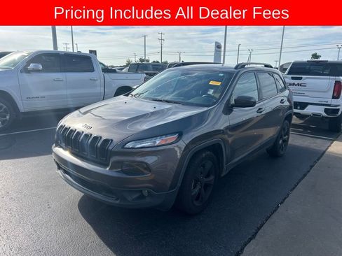 Used 2018 Jeep Cherokee Latitude w/ Altitude Package FWD image 10