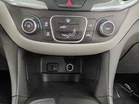 Used 2018 Chevrolet Equinox LS FWD image 18