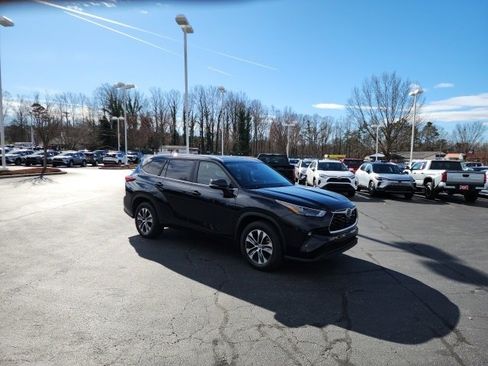 Used 2023 Toyota Highlander XLE image 3