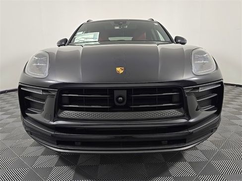 Certified 2025 Porsche Macan image 10