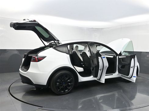 Used 2023 Tesla Model Y Long Range image 36