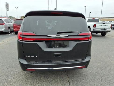 New 2026 Chrysler Pacifica Select image 4