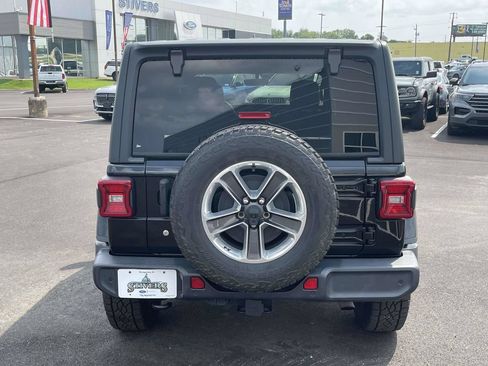 Used 2018 Jeep Wrangler Unlimited Sahara AWD/4WD image 4