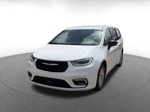 Used 2025 Chrysler Pacifica Select image 7