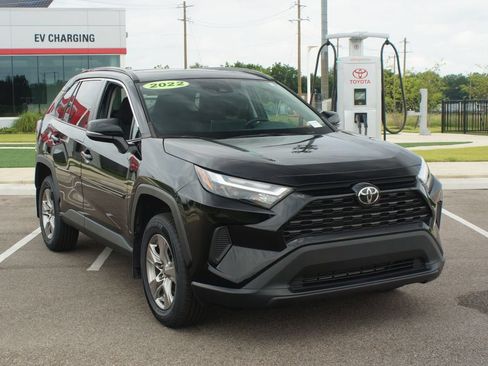 Used 2022 Toyota RAV4 XLE AWD/4WD image 2