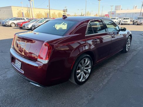 Used 2018 Chrysler 300 Touring w/ Chrome Appearance Package RWD image 5