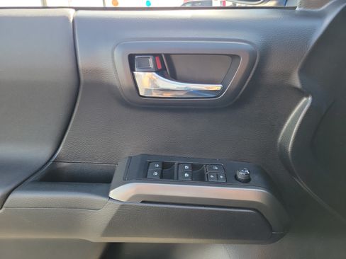 Used 2020 Toyota Tacoma TRD Sport AWD/4WD image 17