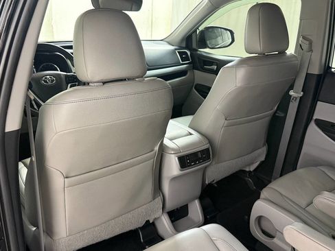 Used 2019 Toyota Highlander XLE AWD/4WD image 29