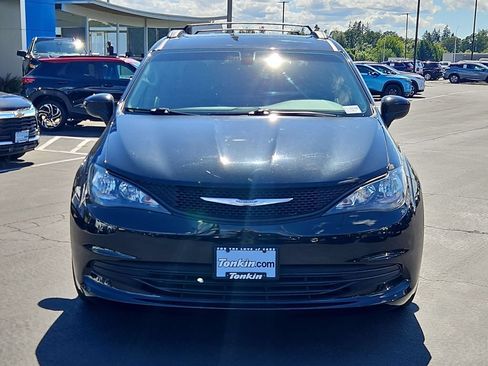 Used 2018 Chrysler Pacifica L FWD image 9