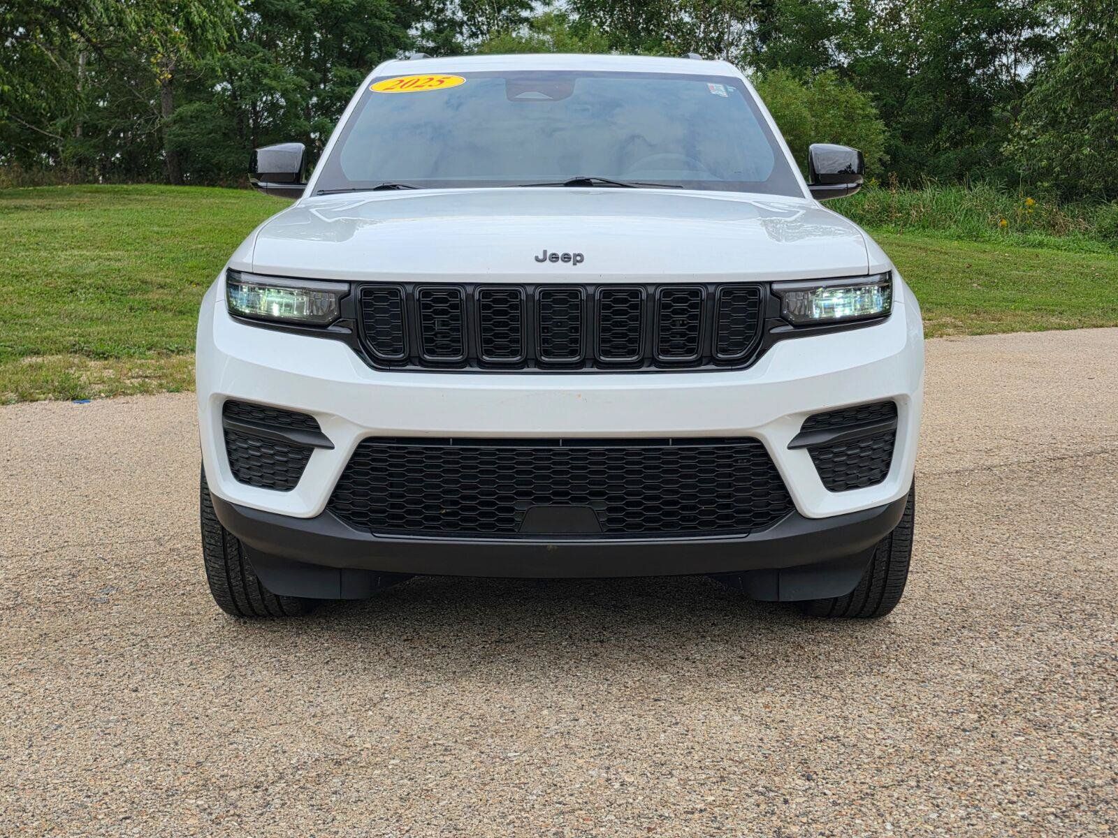 Used 2025 Jeep Grand Cherokee Altitude AWD/4WD image 9