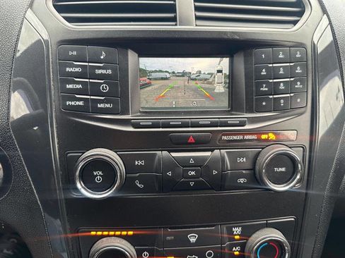 Used 2018 Ford Explorer XLT image 17