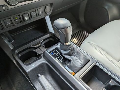 Used 2021 Toyota Tacoma TRD Off-Road w/ Technology Package AWD/4WD image 19