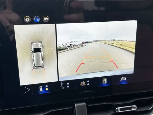 Used 2025 Chevrolet Equinox ACTIV w/ Safety and Technology Package image 17