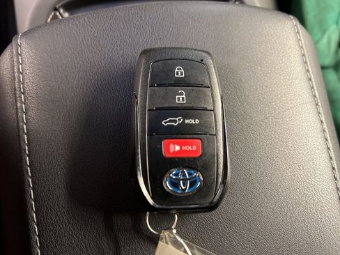 Used 2022 Toyota Venza XLE image 37