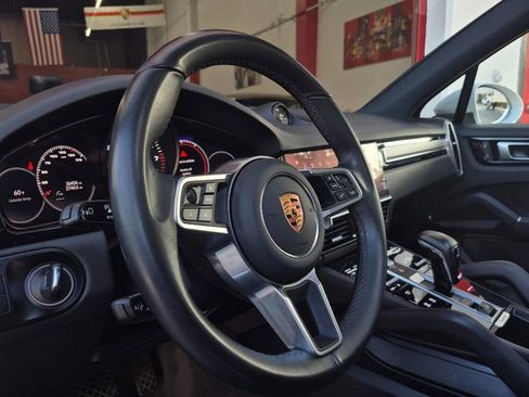 Used 2022 Porsche Cayenne Platinum Edition image 35