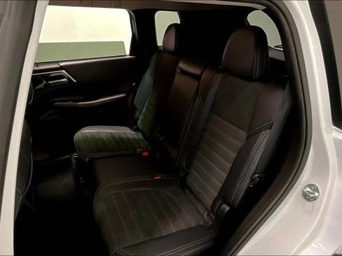 Used 2024 Mitsubishi Outlander SE image 25