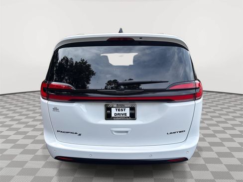 Used 2025 Chrysler Pacifica Limited FWD image 7