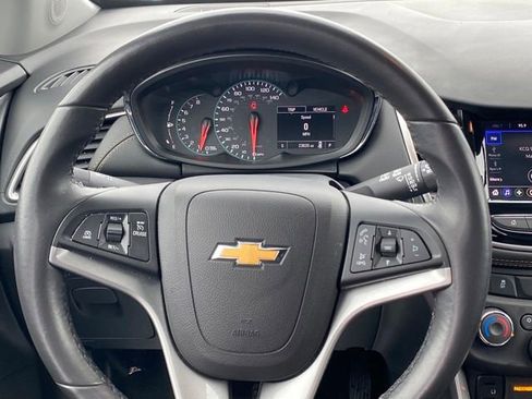 Used 2022 Chevrolet Trax LT w/ LT Convenience Package image 8