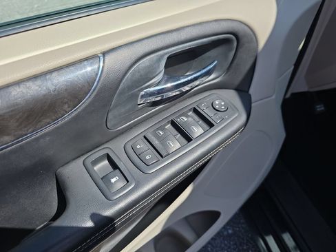 Used 2011 Chrysler Town & Country Touring FWD image 17
