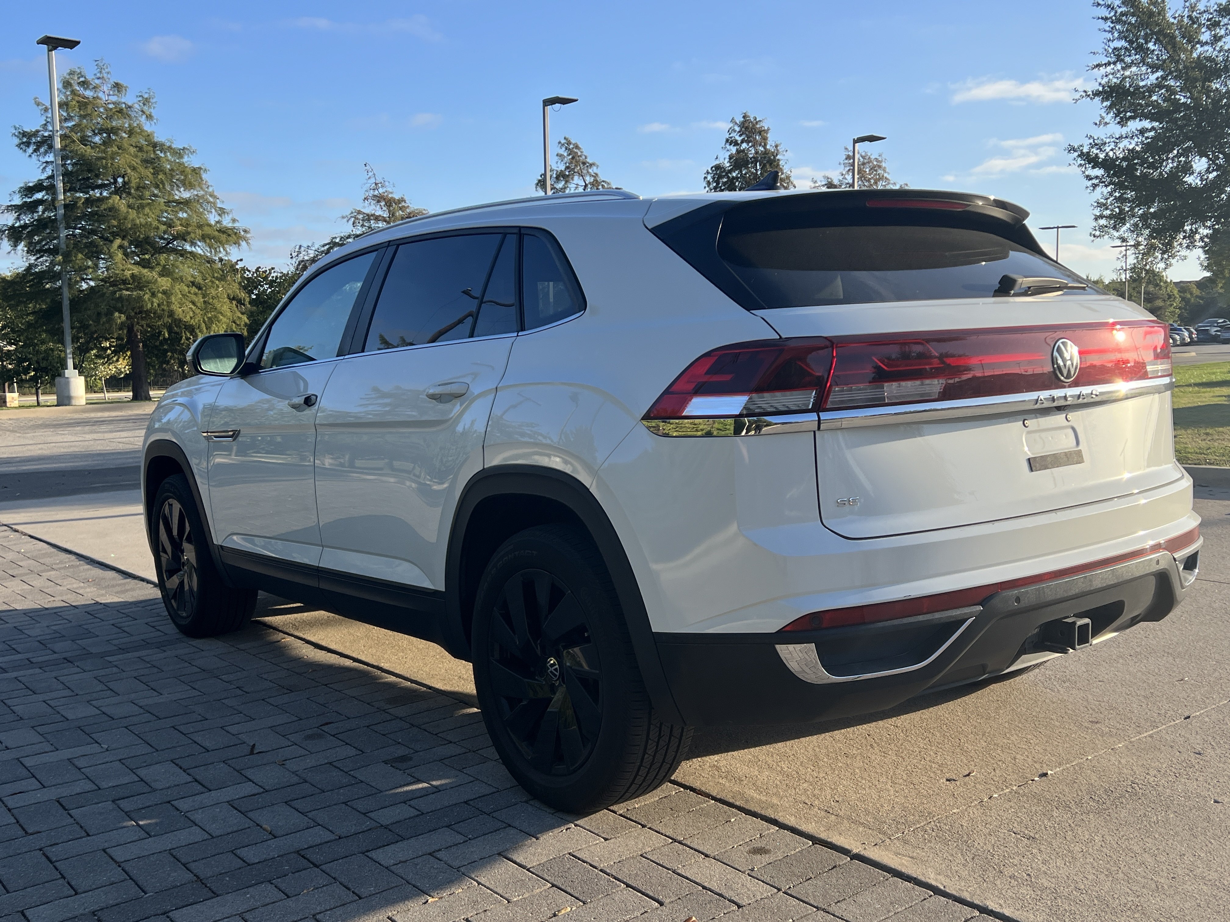 Used 2024 Volkswagen Atlas Cross Sport SE w/ Panoramic Sunroof Package FWD image 7