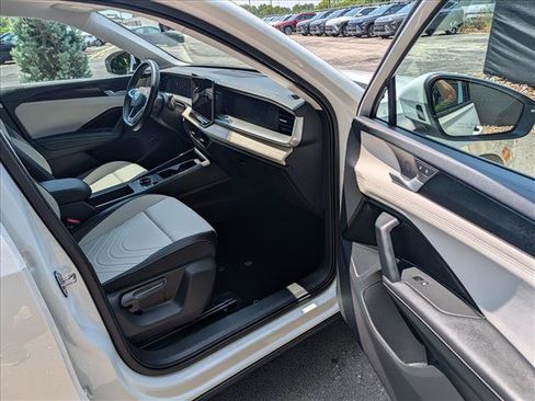 Certified 2025 Volkswagen Tiguan SE AWD/4WD image 11